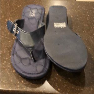 Ladies navy sandal.